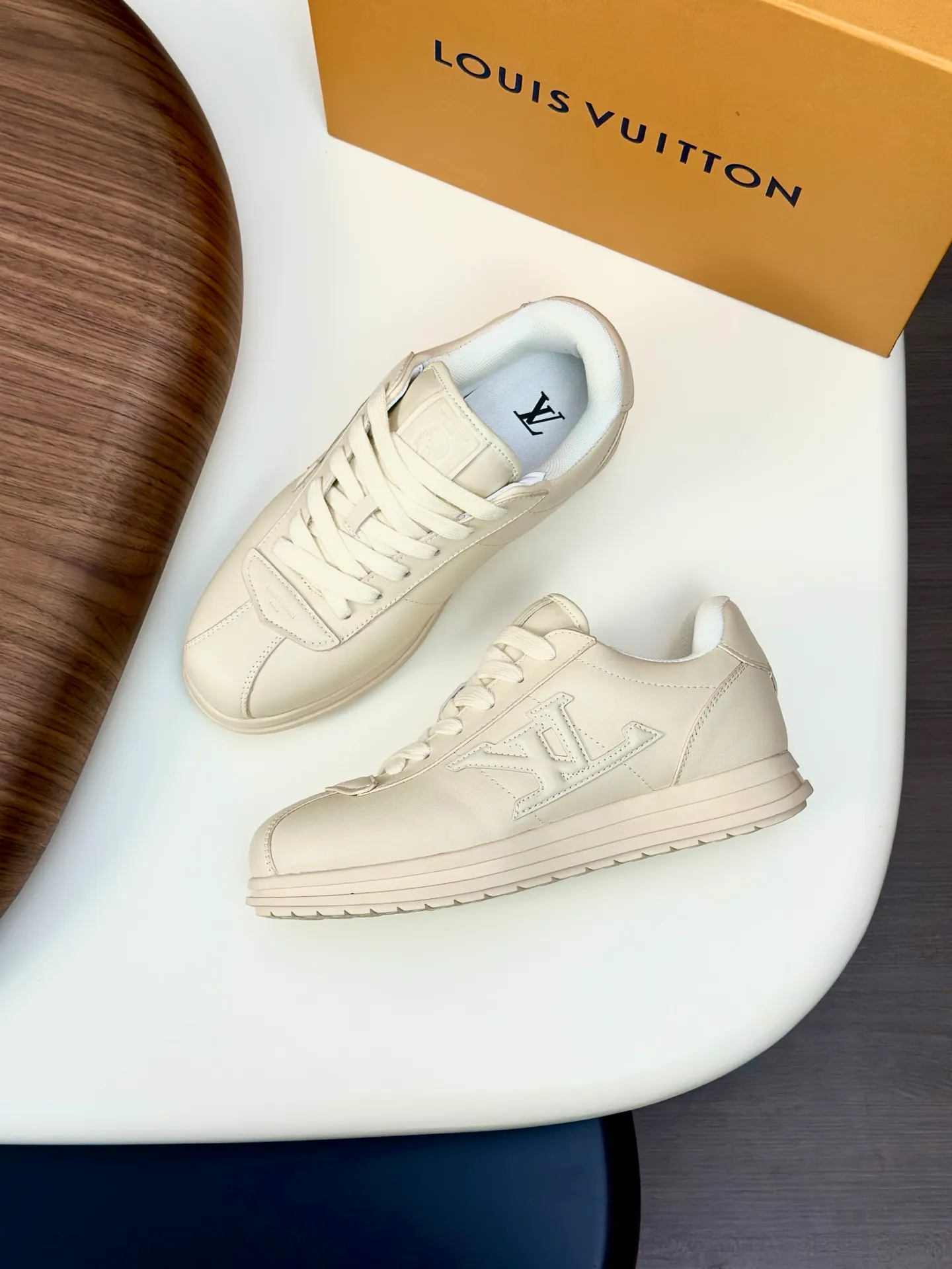 Factory direct sale ¥700💰Full set of packaging💰Top version LV-Louis Vuitton-Classic catwalk new style 1:1 developed replica of the original version! ! The upper foot is very comfortable. It is made of luxurious materials and fine workmanship. The midsole is printed with English letters "Made in Europe". The upper is made of calfskin imported from Italy. The side is decorated with the brand's LOGO and signature. The latest latex foot pads and mesh lining make the foot feel super comfortable. Original factory special supply of original two-color T men's shoes 💰U combination outsole. Bag technology Goodyear stitched edges Fabric: Exclusive custom first-layer cowhide Accessories: Exclusive private model Vuitton logo, lining: Customized silk mesh lining - first-layer silk cowhide lining Outsole: T men's shoes 💰U combination outsole wear-resistant, non-slip and anti-yellowing Foot pads: new latex pads-mesh sweat-absorbent Counter technology: fully computerized sewing machine wire drawing Toe cap Back cover Hot and cold shaping A complete set of pull-top lasts with medium and low logo patterns. Counter packaging - shoelaces, certificates, cards, instructions, certificates, dust bags. The most comprehensive packaging on the Internet. Men's model 339-44 (38/45 custom-made, non-returnable!